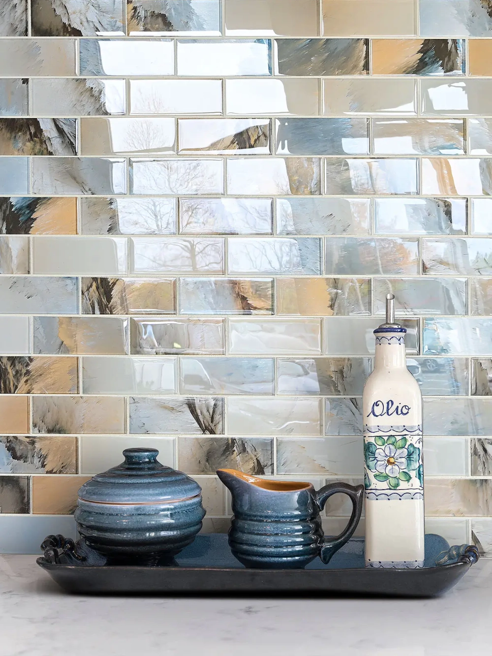 Mẫu gạch thẻ ốp bếp màu trắng xếp kiểu xương cá tinh tế