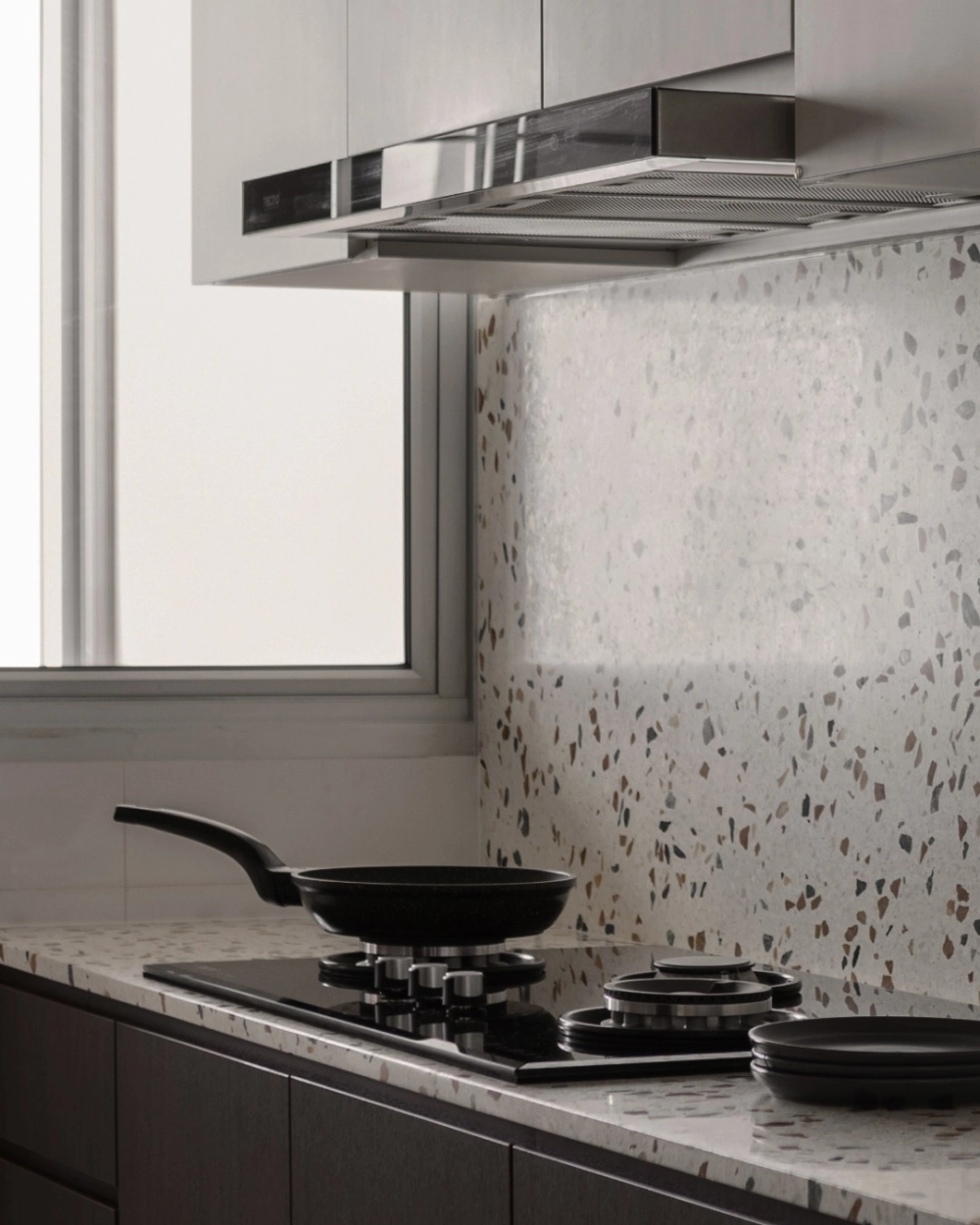 Mảng tường bếp nghệ thuật từ gạch bông ốp bếp đen trắng