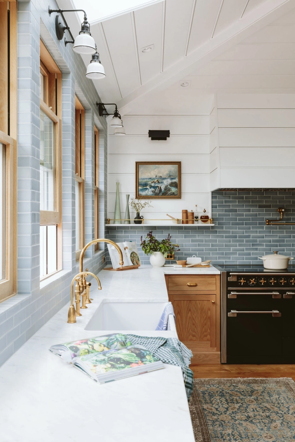 Góc bếp hiện đại sử dụng gạch ốp bếp vân đá màu trắng sang trọng giúp không gian rộng mở