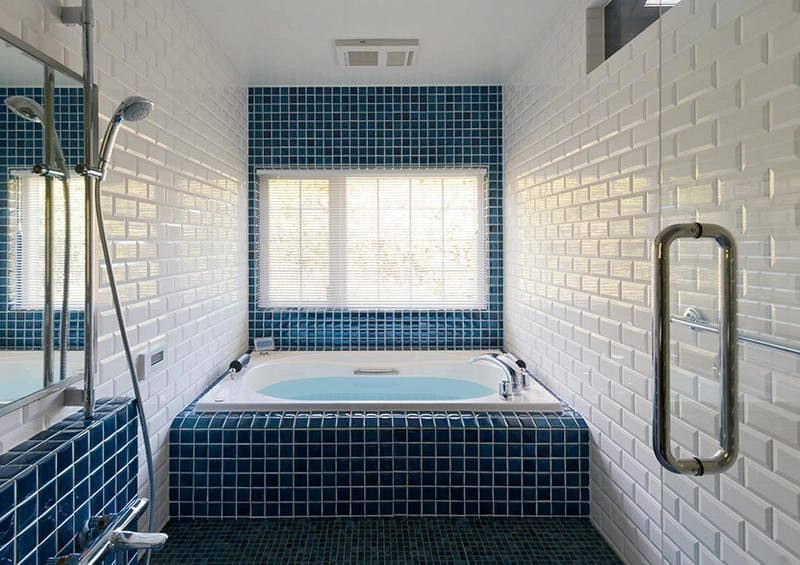 Gạch nhà tắm chống trơn bảo vệ an toàn sử dụng