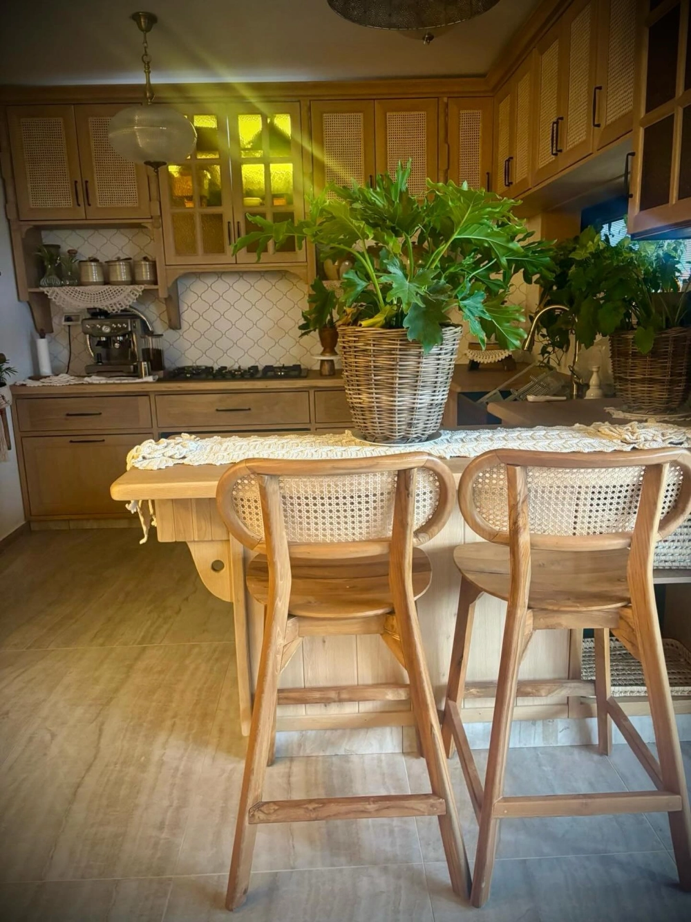 Phòng ăn thanh lịch với tông màu chủ đạo là ghế ăn màu ghi