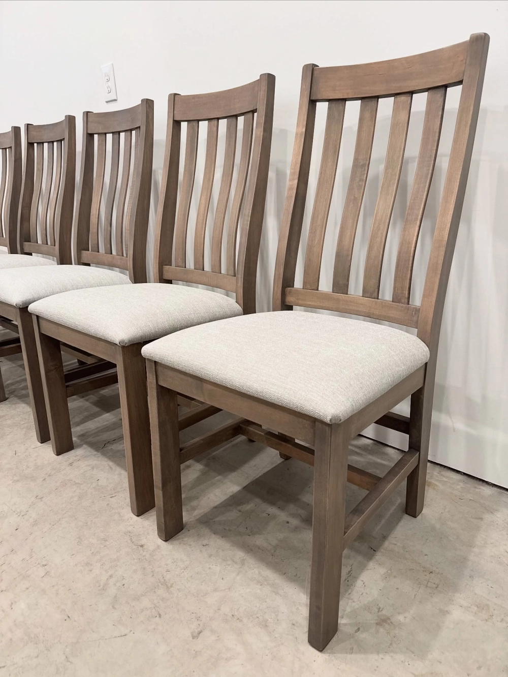 Vẻ đẹp nhã nhặn của những chiếc ghế ăn màu kem phong cách Hàn Quốc