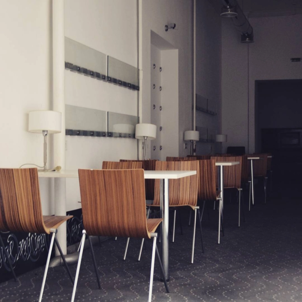 Chi tiết hoa văn tinh xảo trên ghế ăn tân cổ điển quý phái