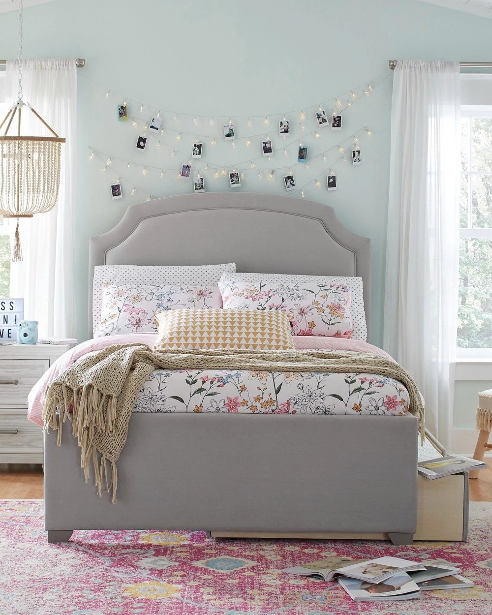 Thiết kế giường bọc nỉ màu xám lông chuột sạch sẽ