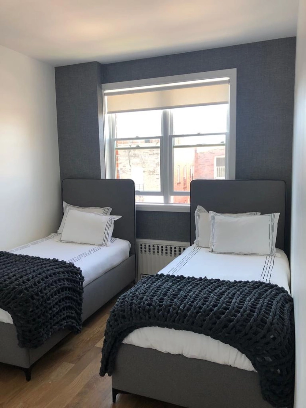 Giường bọc nỉ màu be dáng thấp phong cách tối giản