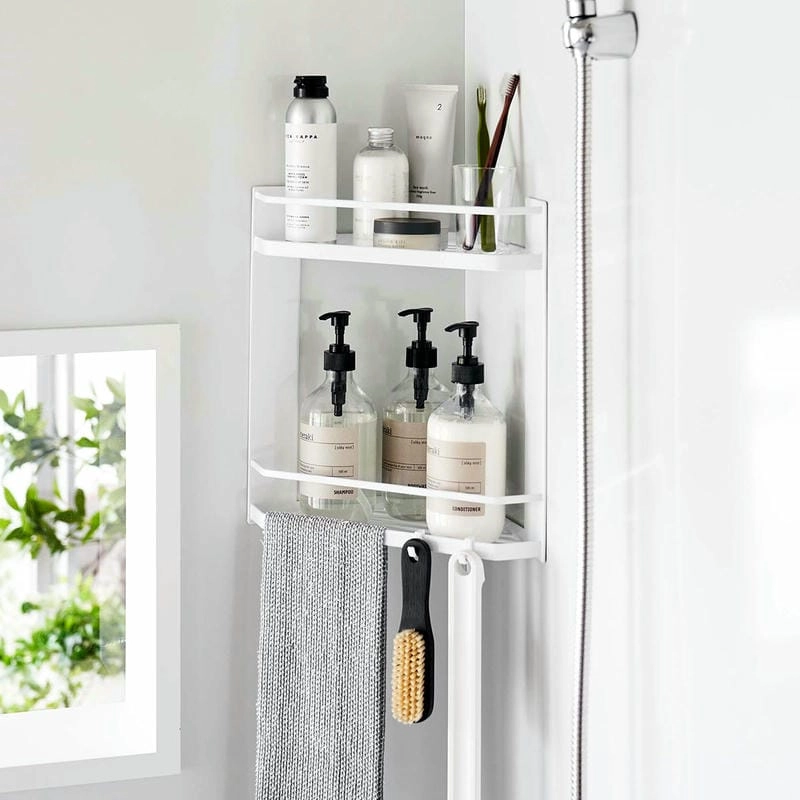 Kệ góc đẹp tạo điểm nhấn tinh tế cho phòng tắm