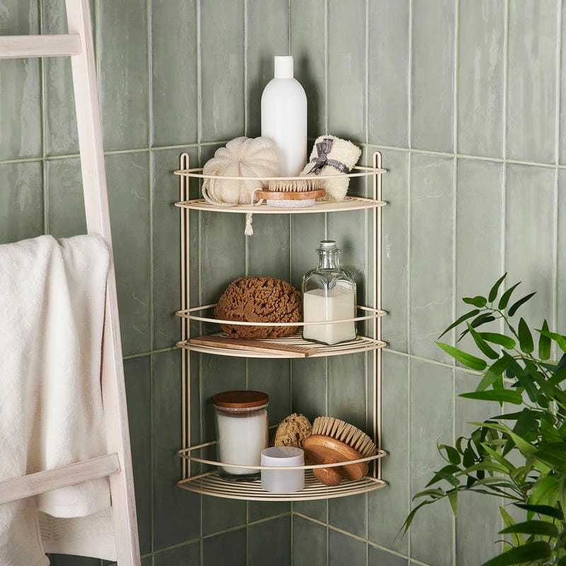Bố trí kệ góc nhà tắm giúp phòng tắm ngăn nắp
