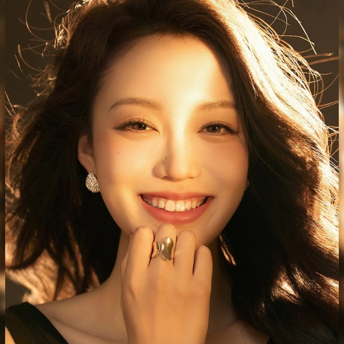 Chân dung tác giả Lê Uyên