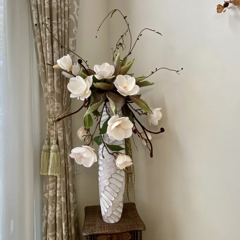 Tạo không gian ấm áp nhờ ảnh lọ hoa giả trong nhà