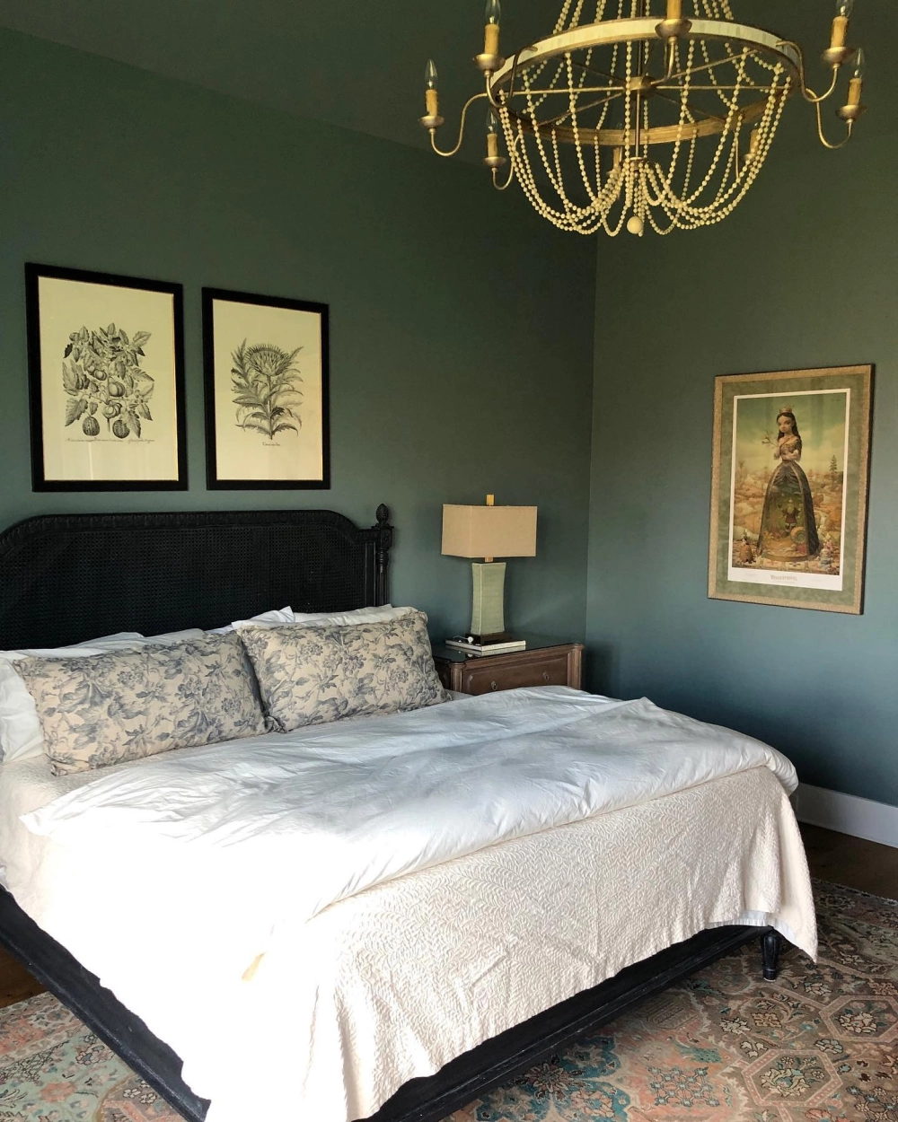 Thiết kế nội thất phong cách cổ điển với đèn chùm hạt gỗ nổi bật trên nền màu sơn phòng ngủ xanh rêu đậm