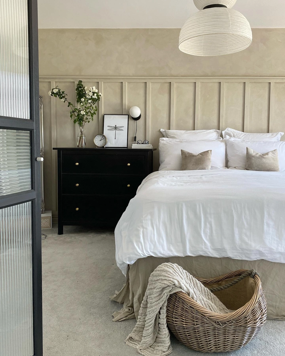 Thiết kế nội thất sử dụng màu sơn phòng ngủ màu be nhạt ấm cúng phối hợp ốp gỗ chân tường phong cách Bắc Âu
