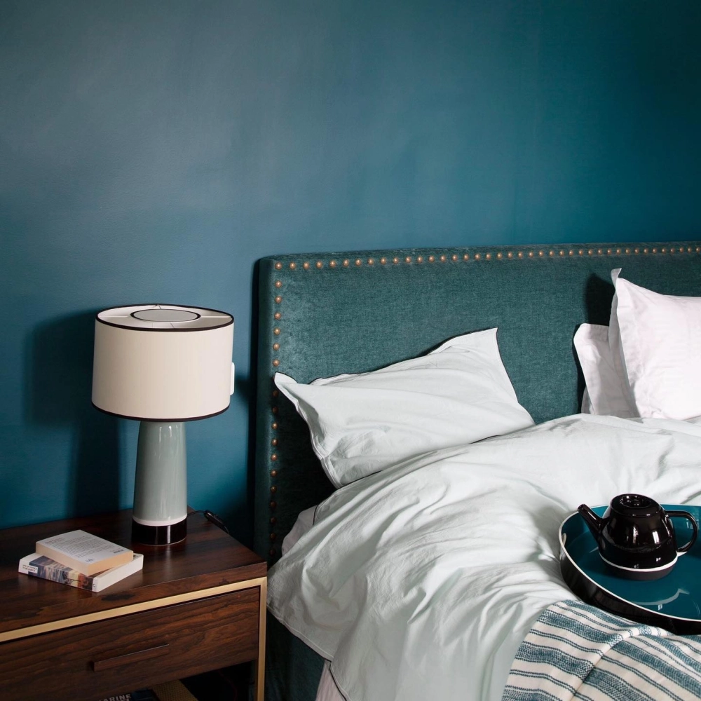Điểm nhấn không gian với màu sơn phòng ngủ xanh cổ vịt đậm làm nổi bật nội thất giường ngủ và đèn trang trí
