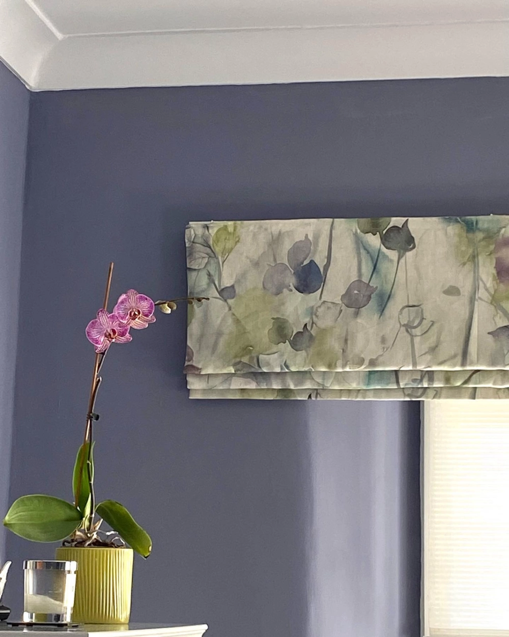 Góc cửa sổ lãng mạn với màu sơn phòng ngủ màu tím khoai môn nhẹ nhàng và rèm roman họa tiết hoa