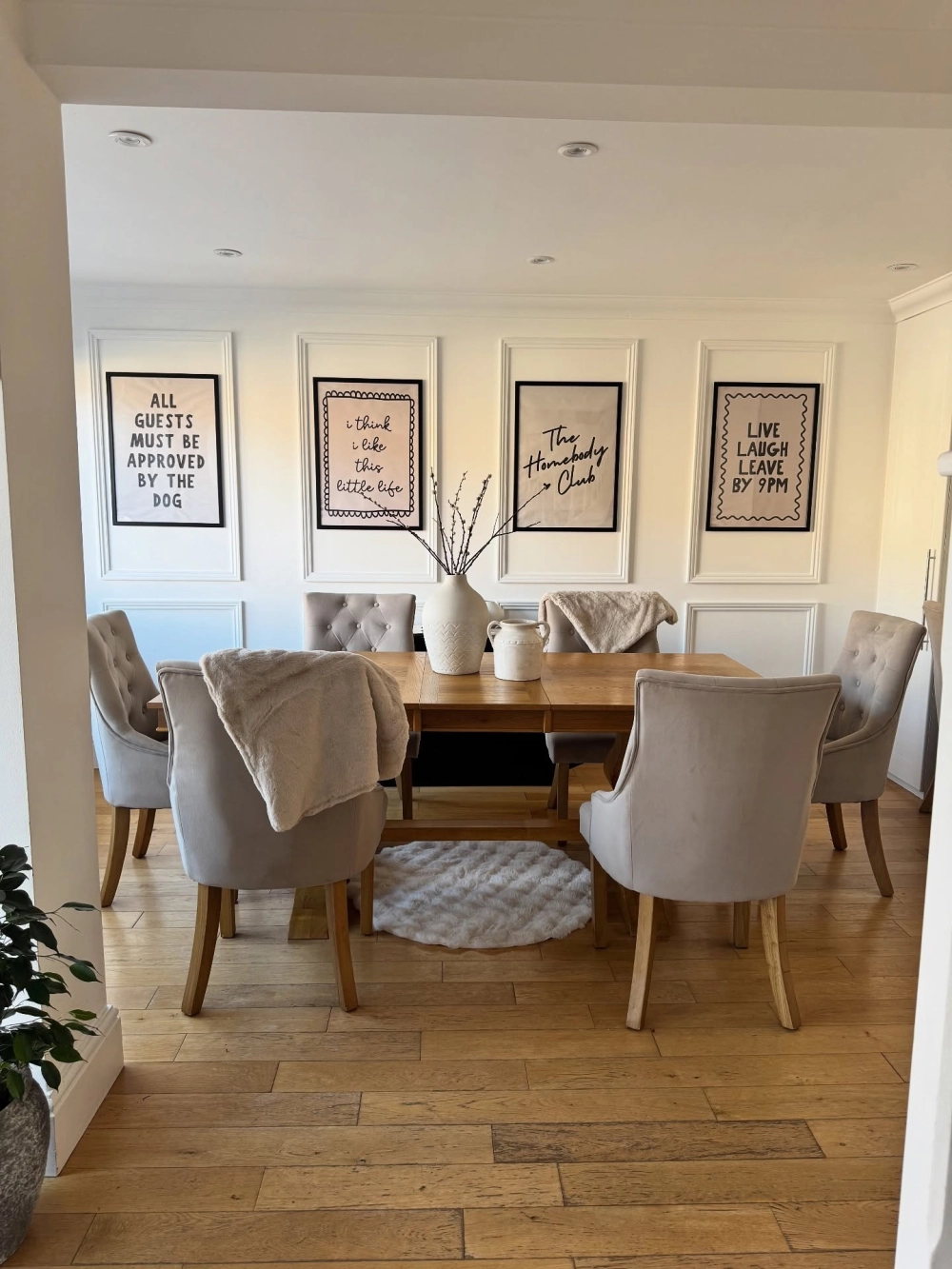 Phong cách phòng ăn tân cổ điển với đường nét hoa văn cầu kỳ