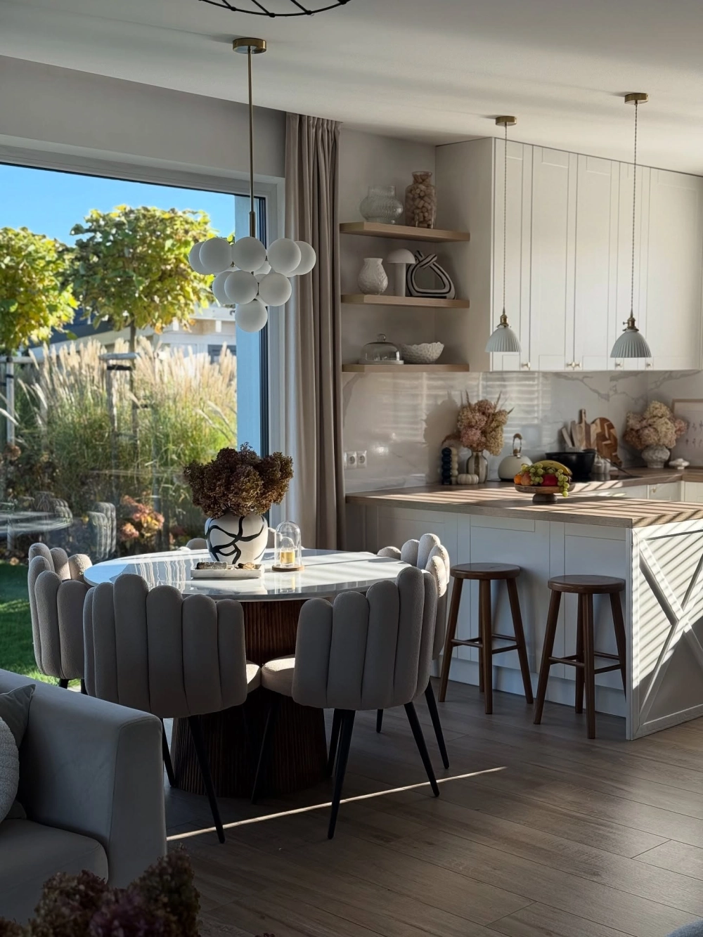 Mẫu trần thạch cao phòng ăn đẹp kết hợp đèn led hắt sáng