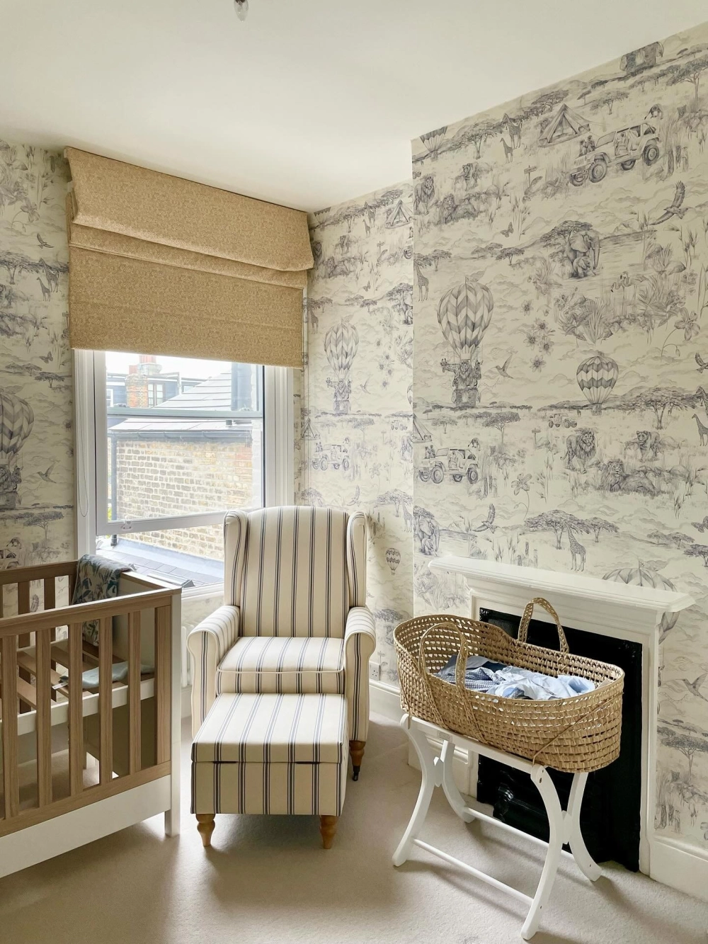 Chiếc giường cũi cho bé bằng gỗ tự nhiên an toàn và chắc chắn