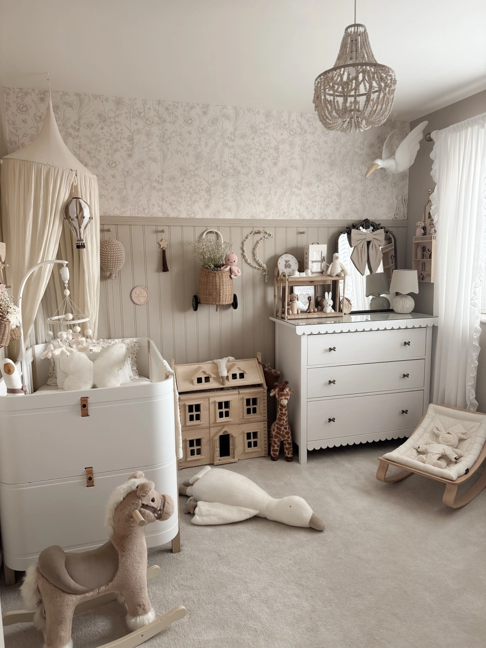 Trang trí giấy dán tường phòng ngủ cho bé với họa tiết hoạt hình sinh động