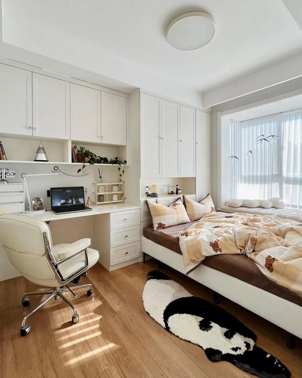 Bố trí bàn làm việc tích hợp trong phòng ngủ đẹp tiện lợi
