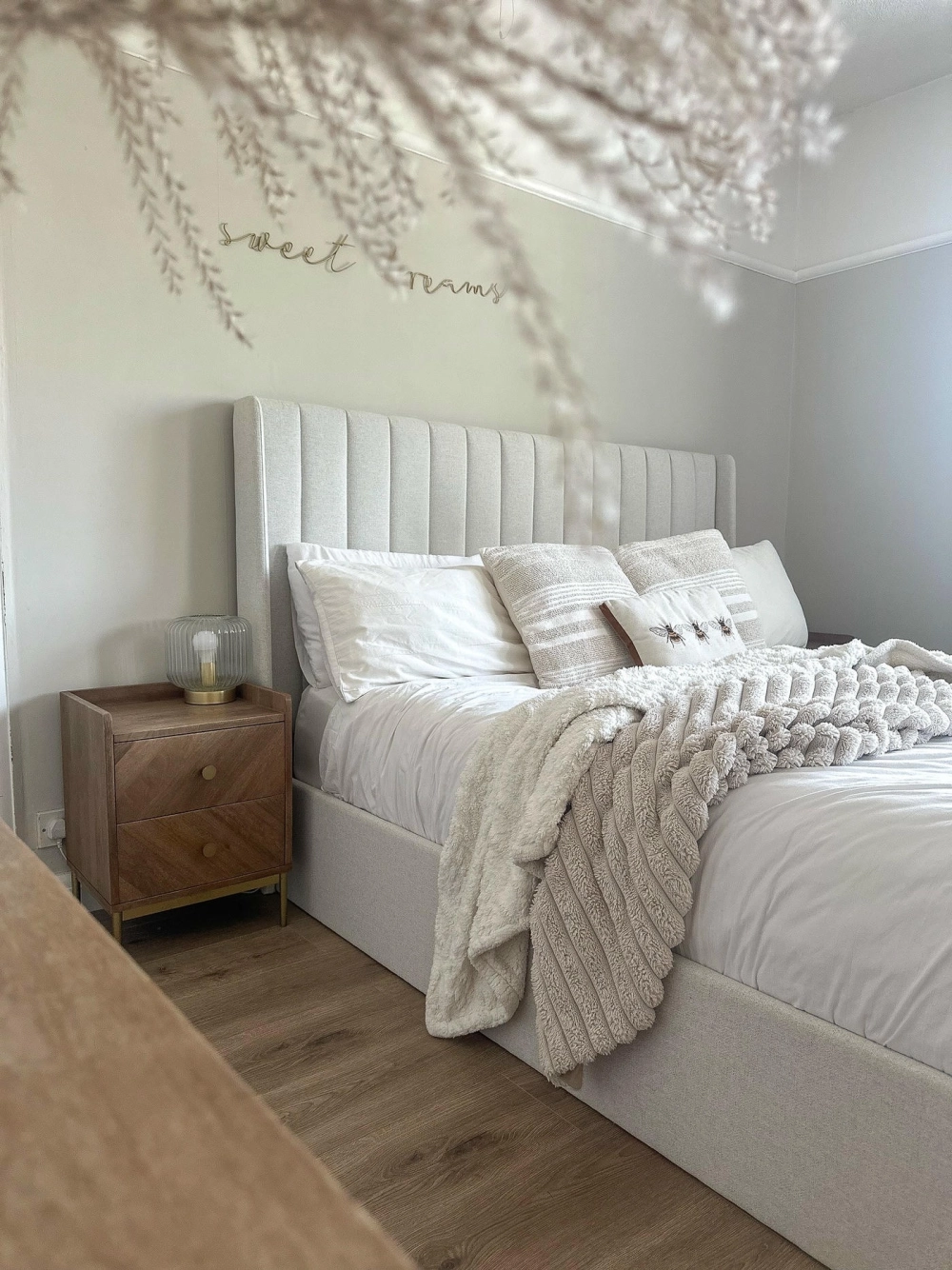 Trọn bộ combo phòng ngủ hiện đại đồng bộ về màu sắc và kiểu dáng