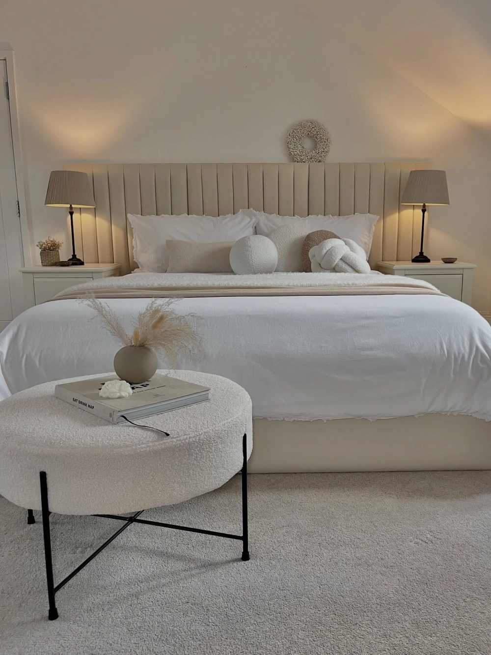 Thiết kế nội thất phòng ngủ hiện đại sử dụng chất liệu gỗ ấm áp