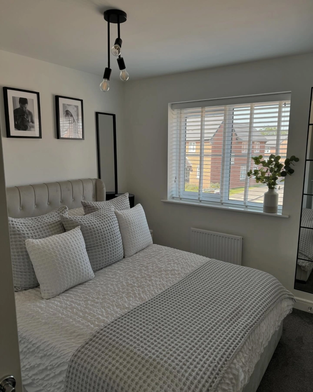 Hệ tủ áo phòng ngủ master kịch trần cánh kính hiện đại