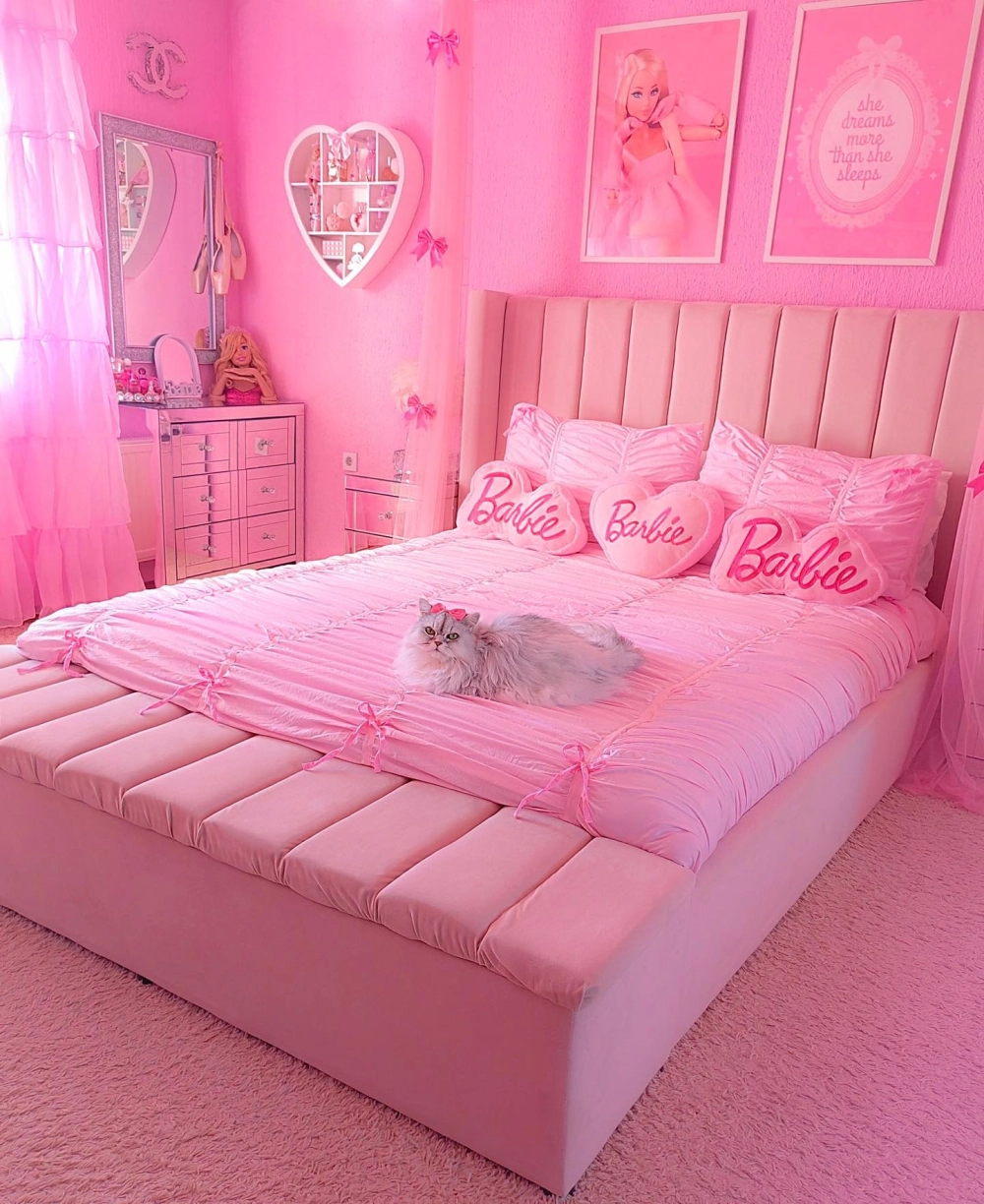 Cách decor phòng ngủ màu hồng đơn giản với tranh treo tường