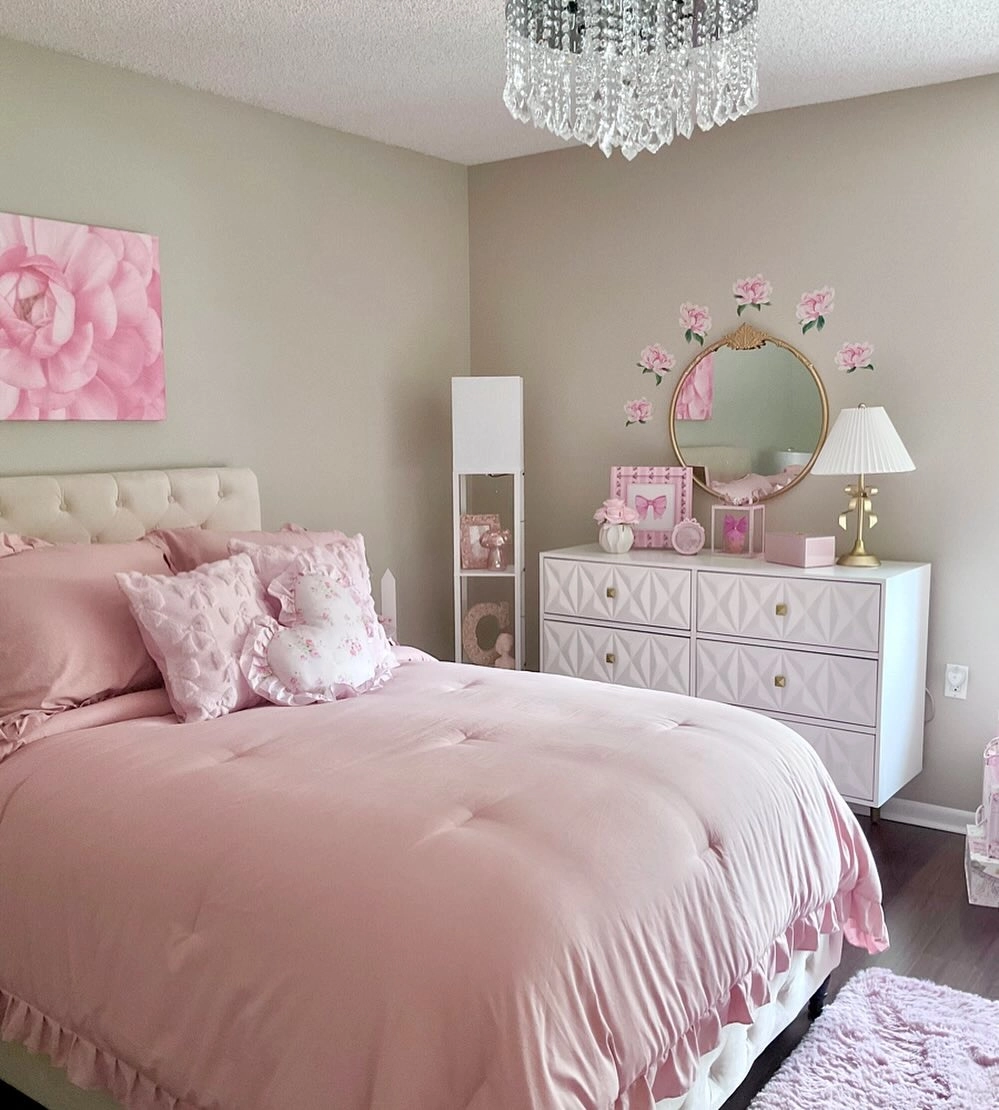 Thiết kế phòng ngủ màu hồng hiện đại với giường bọc nỉ êm ái