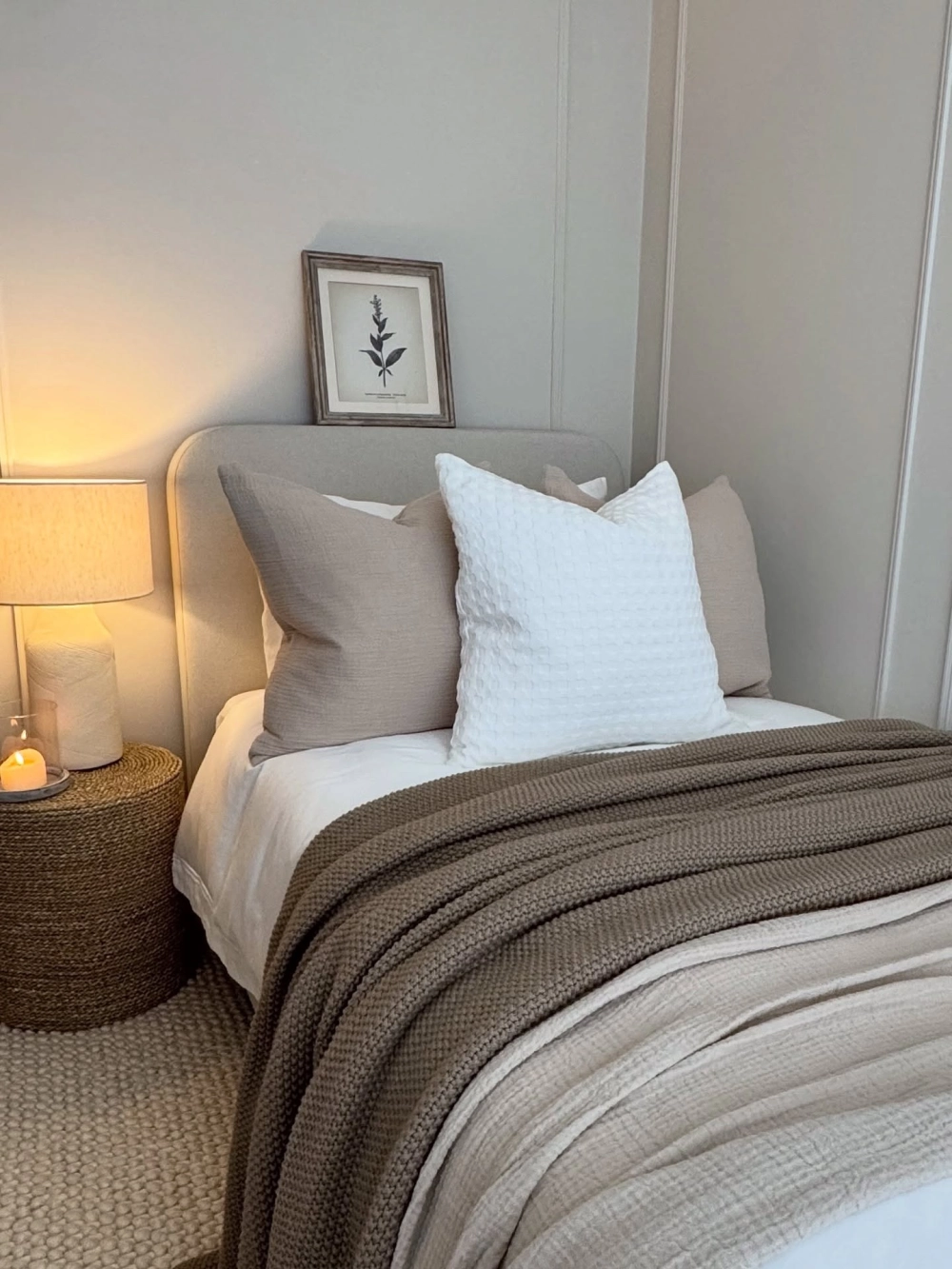 Thiết kế phòng ngủ nhỏ 2m2 tối giản với tông màu trắng sáng