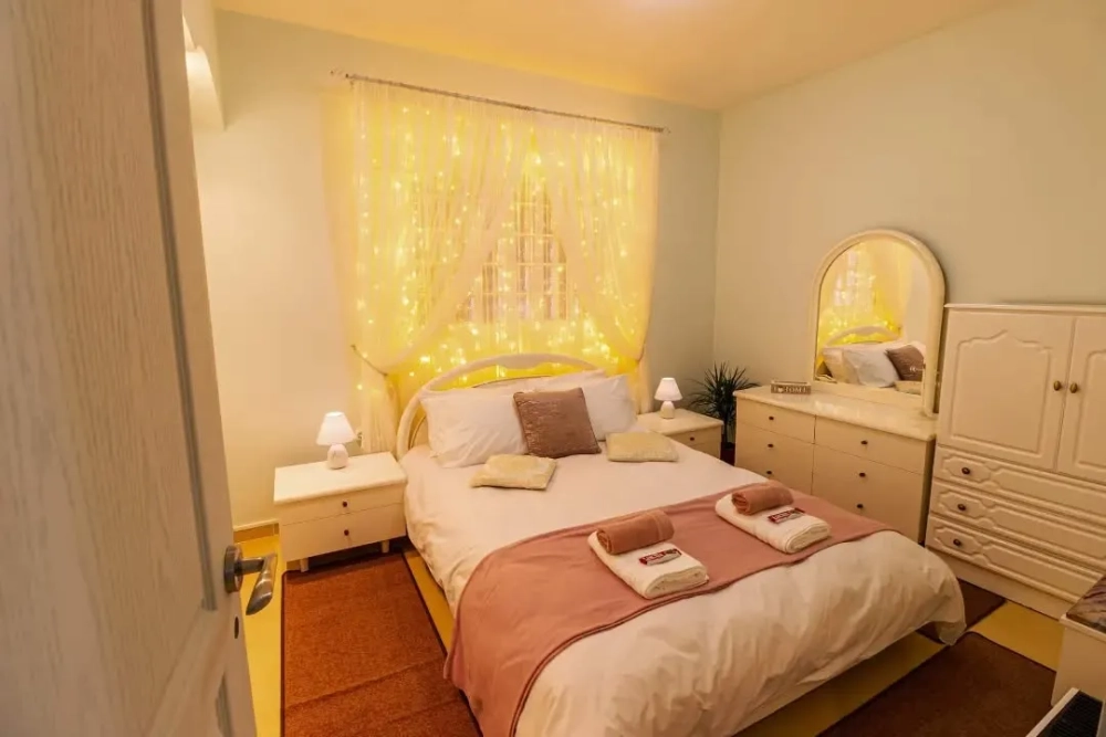 Không gian nội thất phòng ngủ vợ chồng hiện đại với tông màu trung tính ấm áp