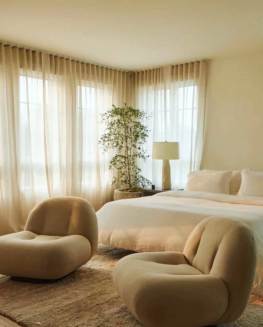 Thiết kế tủ quần áo âm tường trong phòng ngủ vợ chồng hiện đại