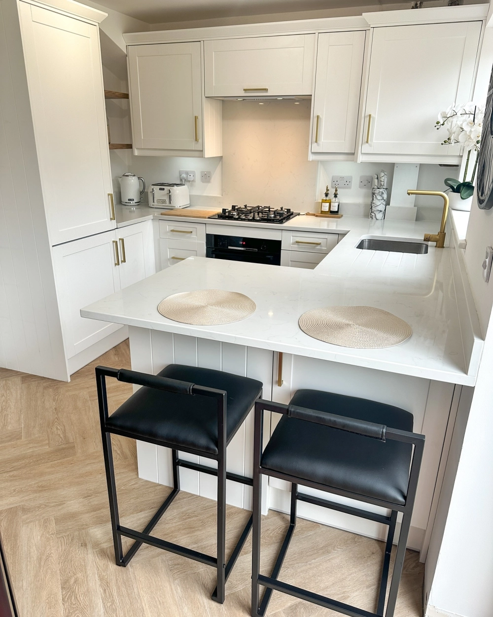 Mẫu tủ bếp có quầy bar đẹp chất liệu gỗ sồi tự nhiên