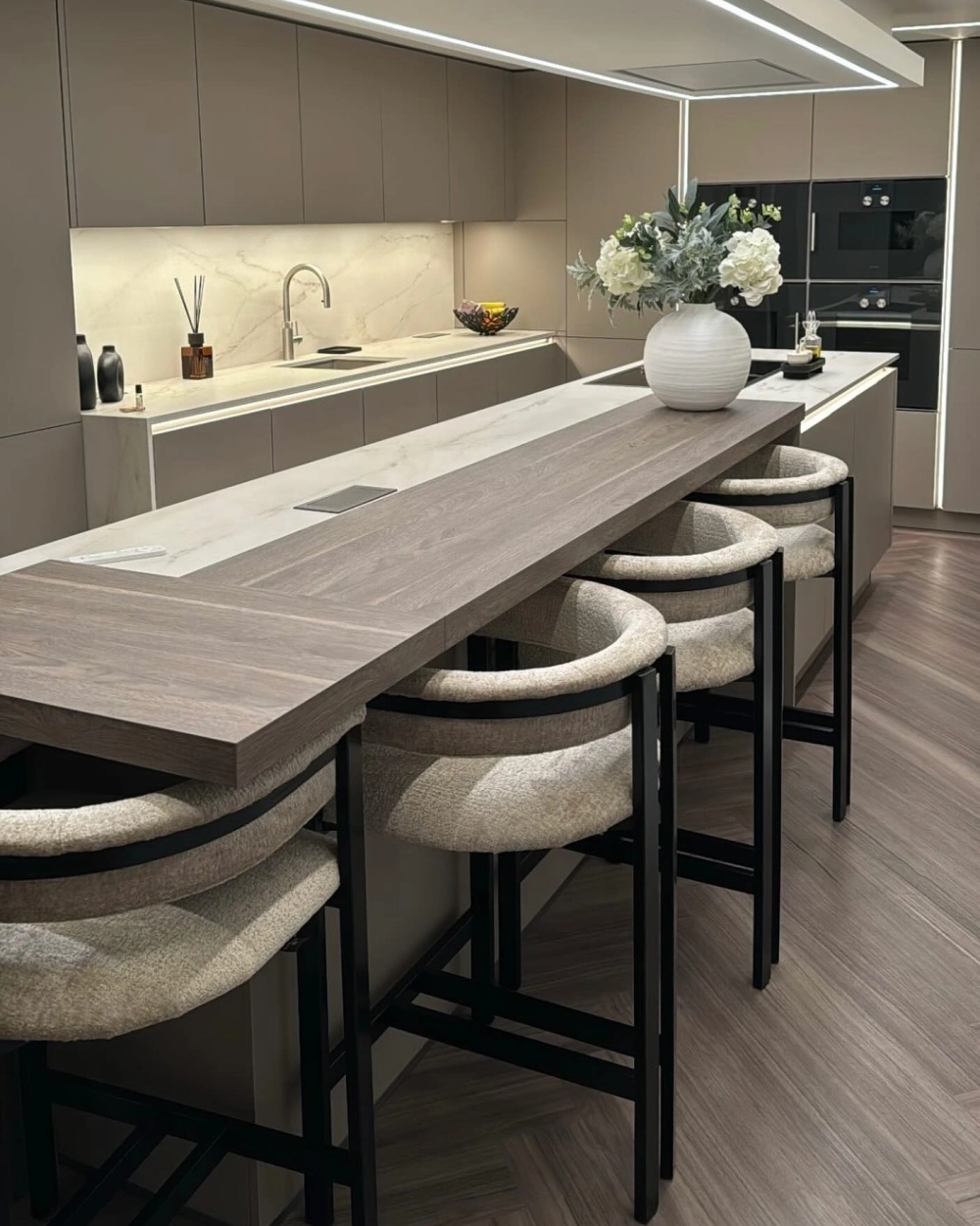 Thiết kế quầy bar bếp chữ l bo góc mềm mại