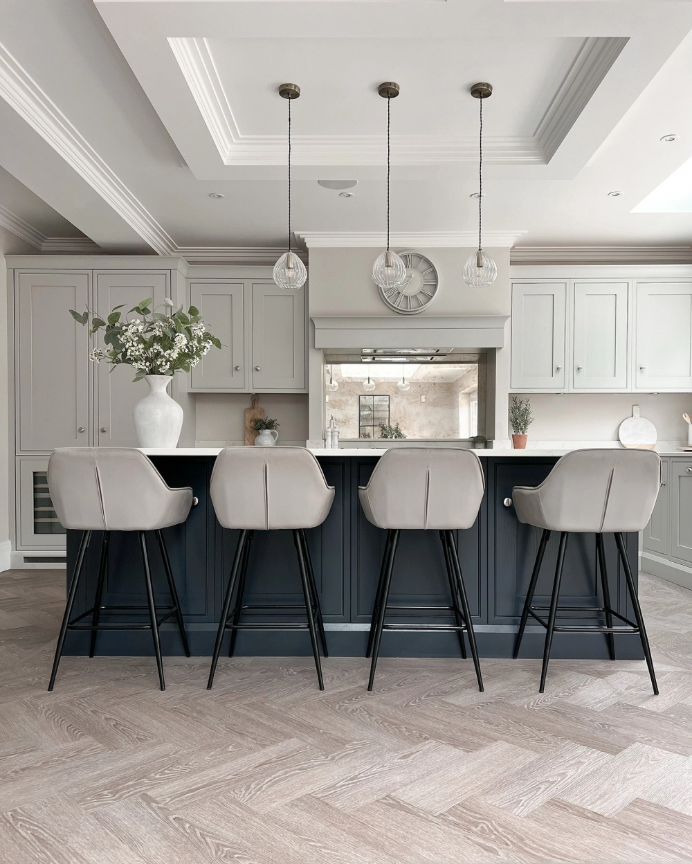 Mẫu thiết kế quầy bar bếp hiện đại ngăn cách không gian phòng khách và bếp tinh tế