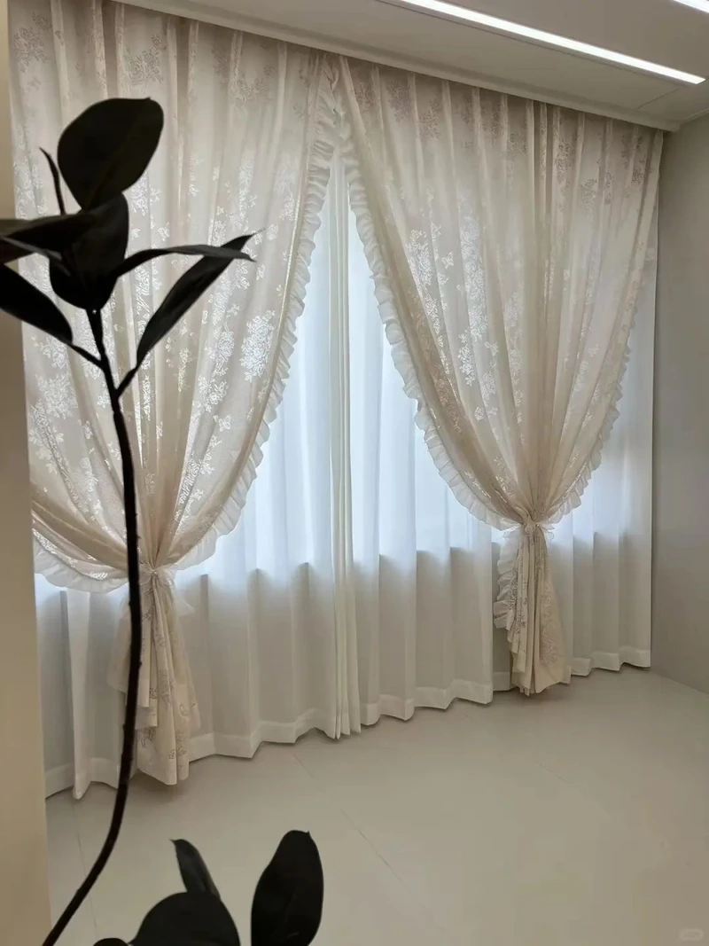 Tôn lên không gian sang trọng với rèm cửa phòng khách đẹp