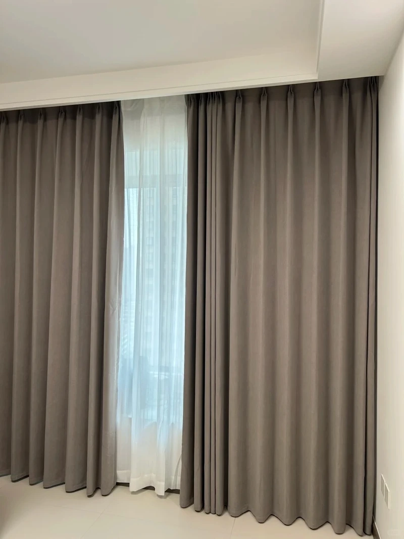 Hiện đại và sang trọng nhờ rèm cửa phòng khách màu xám