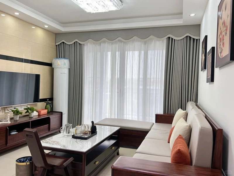 Tinh tế và gọn gàng với rèm cửa phòng khách họa tiết đơn giản