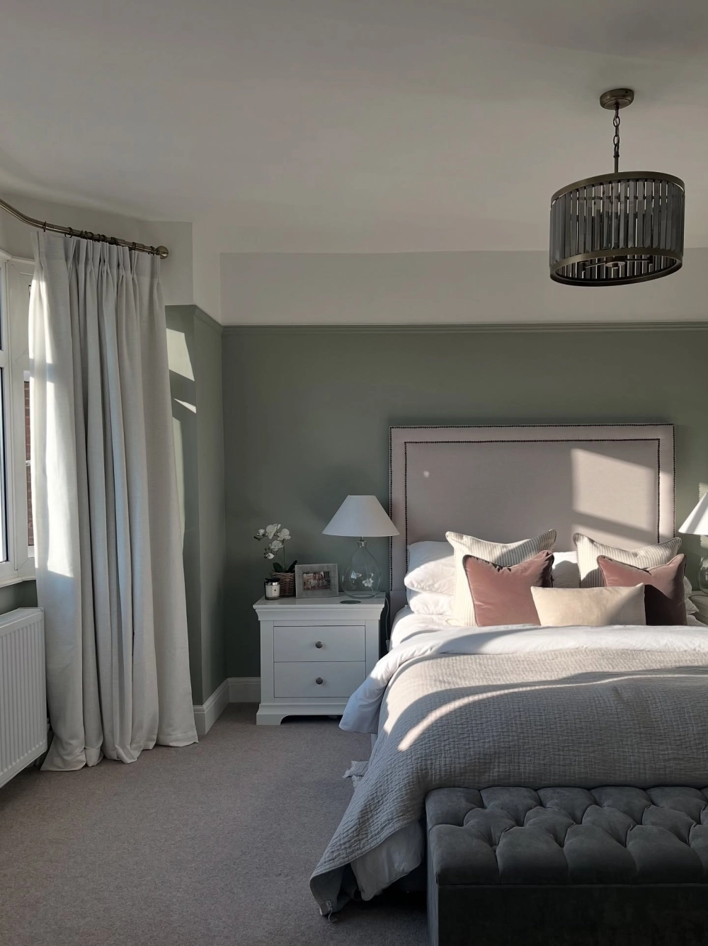 Thiết kế rèm phòng ngủ vợ chồng lãng mạn tông màu tím nhạt