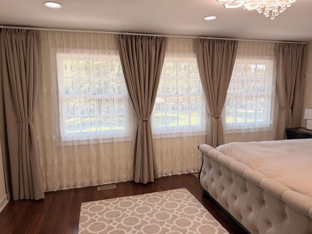 Không gian tối giản với rèm cuốn trơn chống nắng màu be trang nhã