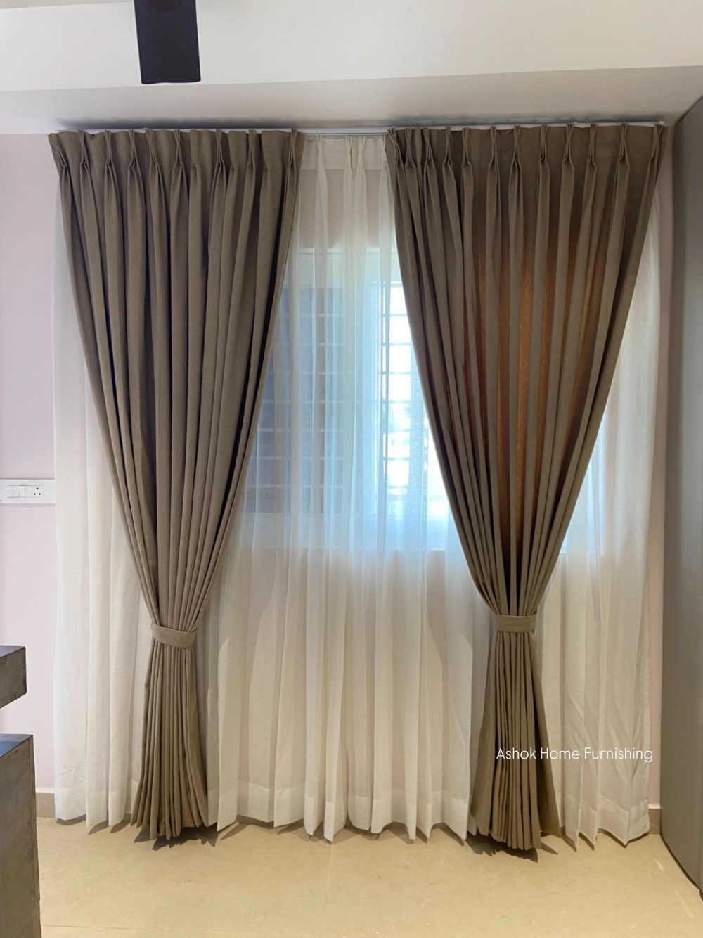 Mẫu rèm phòng ngủ cho bé gái màu hồng họa tiết đáng yêu