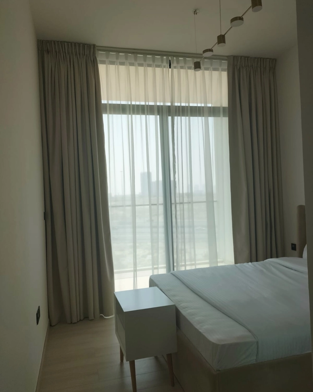 Sự kết hợp giữa rèm sáo nhôm và nội thất phong cách industrial