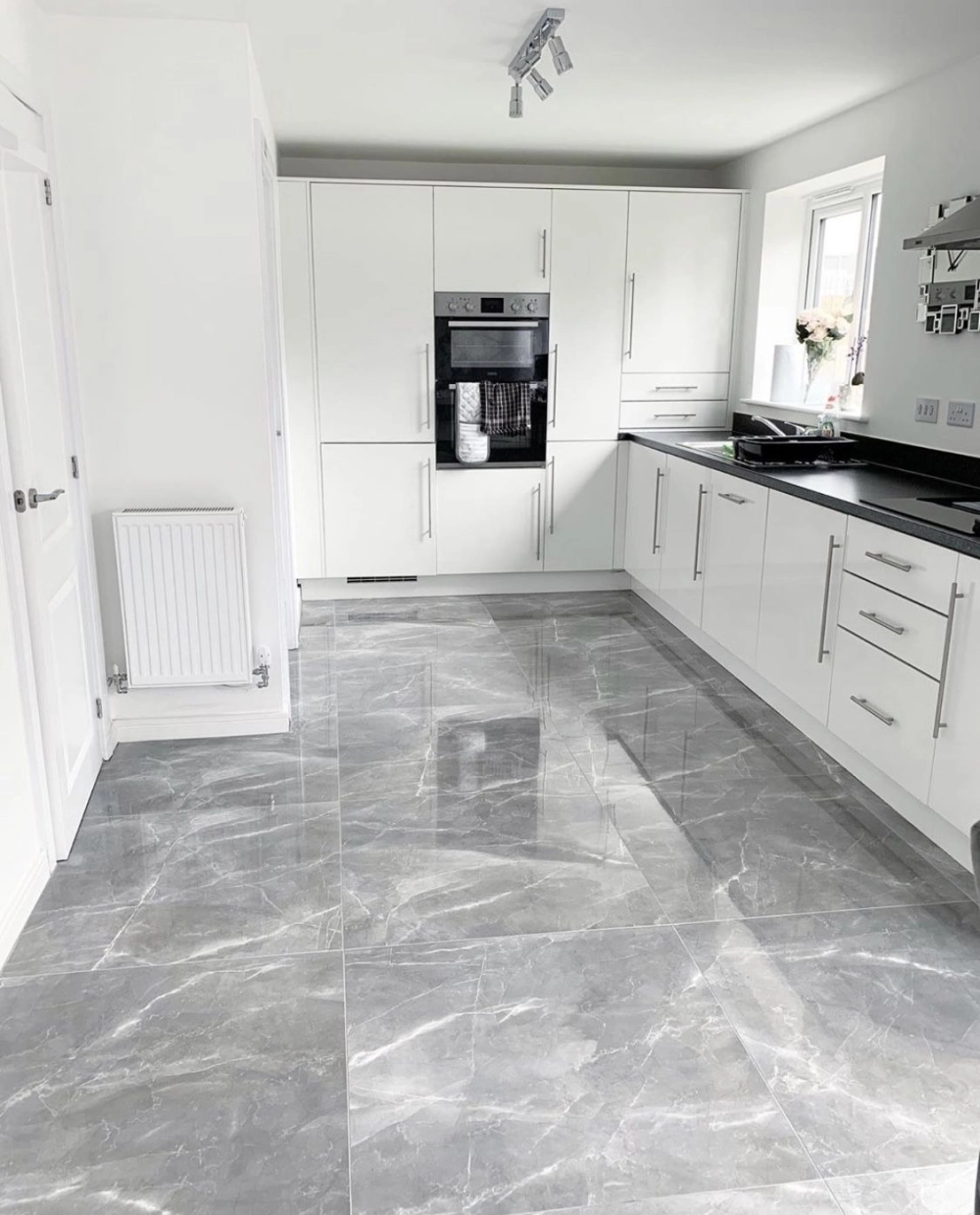 Vẻ đẹp mộc mạc và cá tính của sàn bê tông mài cho bếp phong cách công nghiệp