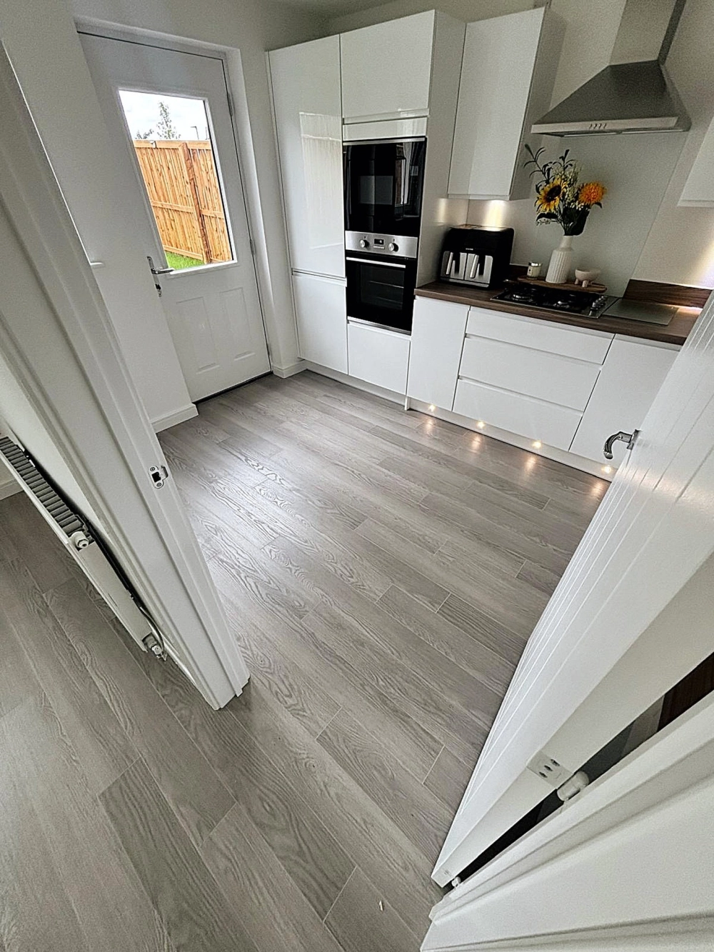 Mẫu gạch lát nền nhà bếp đẹp với hoa văn cổ điển sang trọng