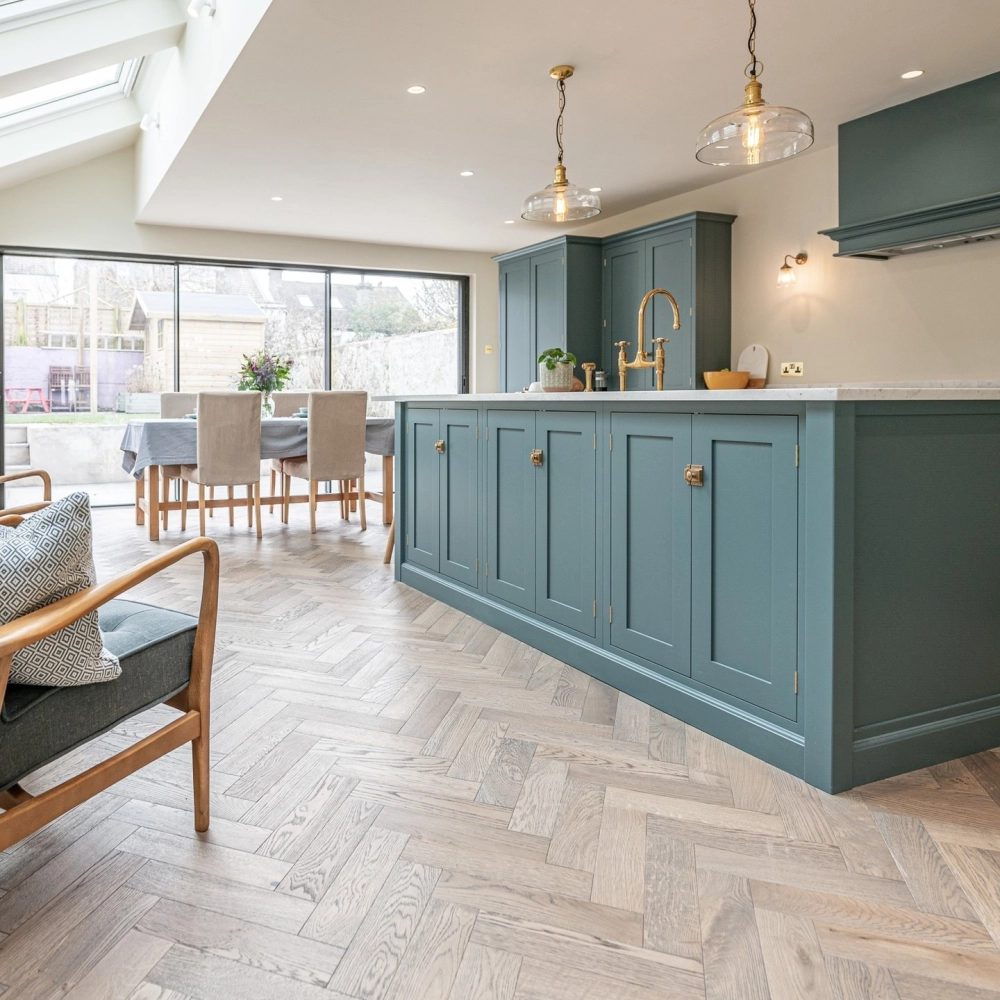 Cận cảnh bề mặt gạch lát bếp chống trơn đảm bảo an toàn cho người già và trẻ nhỏ