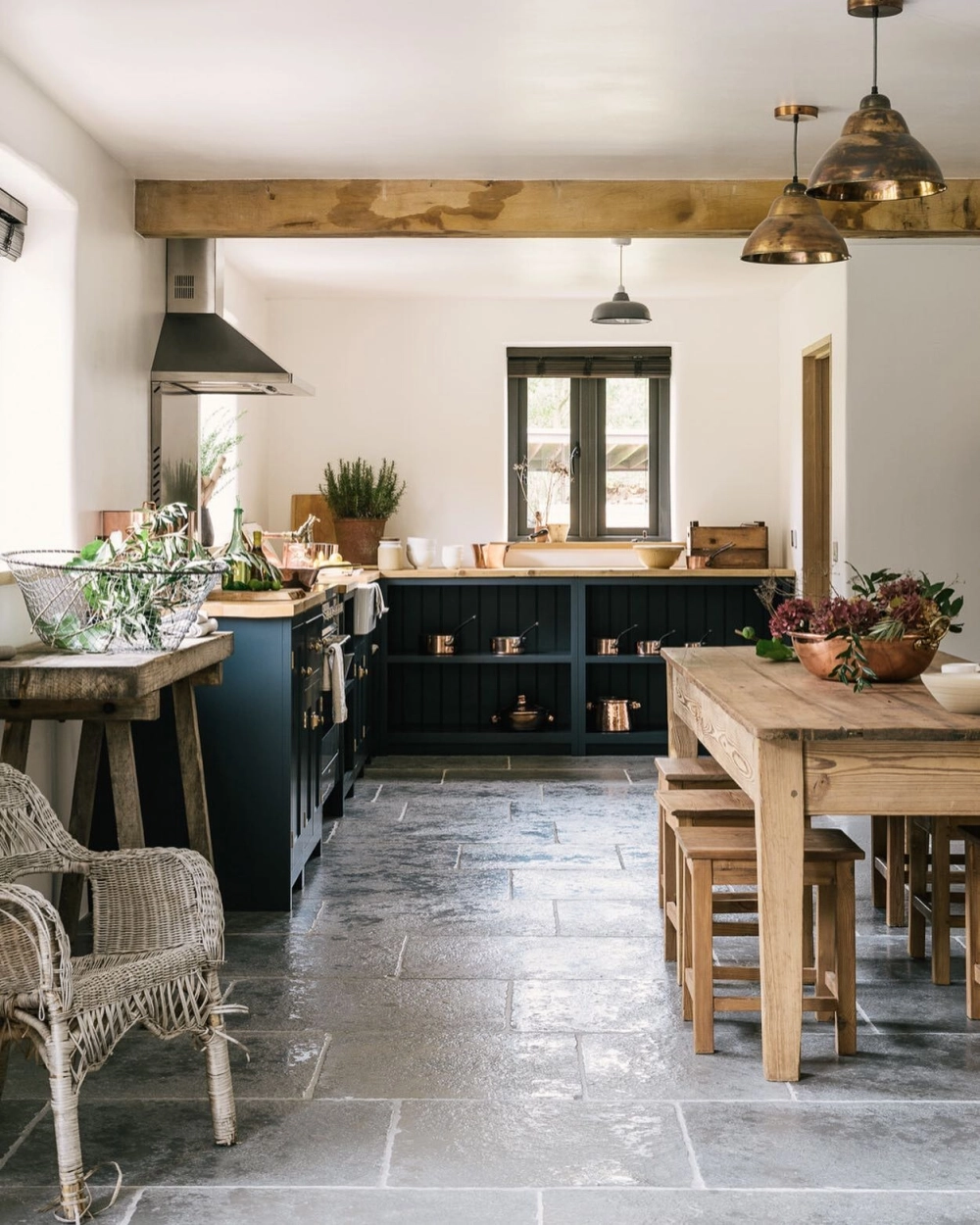 So sánh không gian khi sàn bếp nên lát gạch hay gỗ để tối ưu công năng