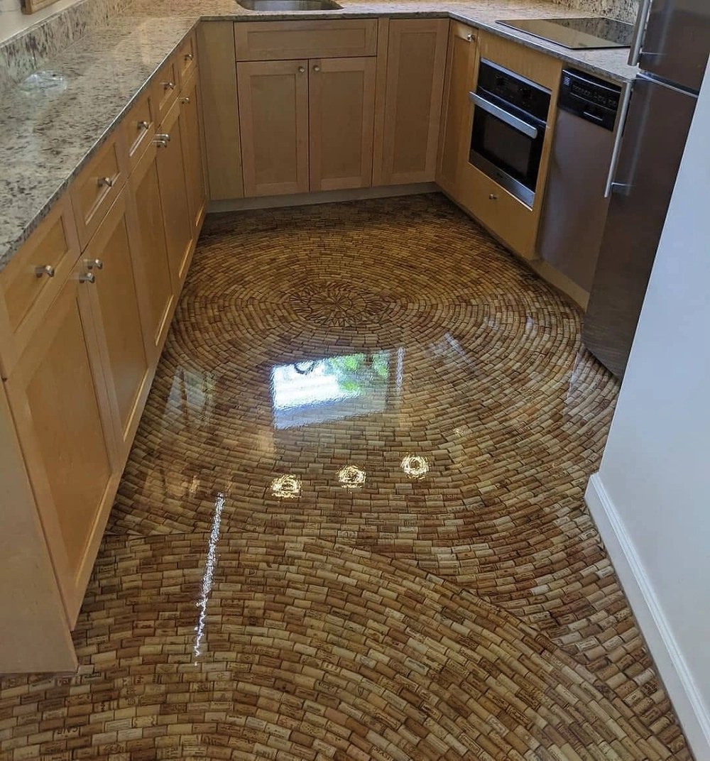 Không gian ấm cúng với sàn bếp màu gỗ tự nhiên kết hợp ánh sáng vàng