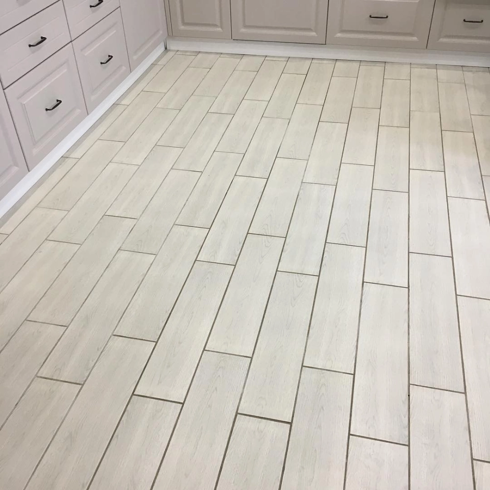 Sự kết hợp hoàn hảo giữa gạch lát nền nhà bếp đẹp và hệ thống tủ bếp hiện đại