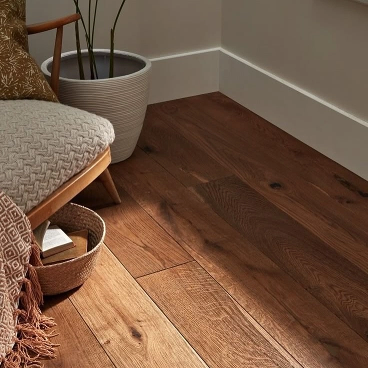 Mẫu sàn gỗ công nghiệp phòng ngủ giá rẻ với tông màu vàng sồi trẻ trung