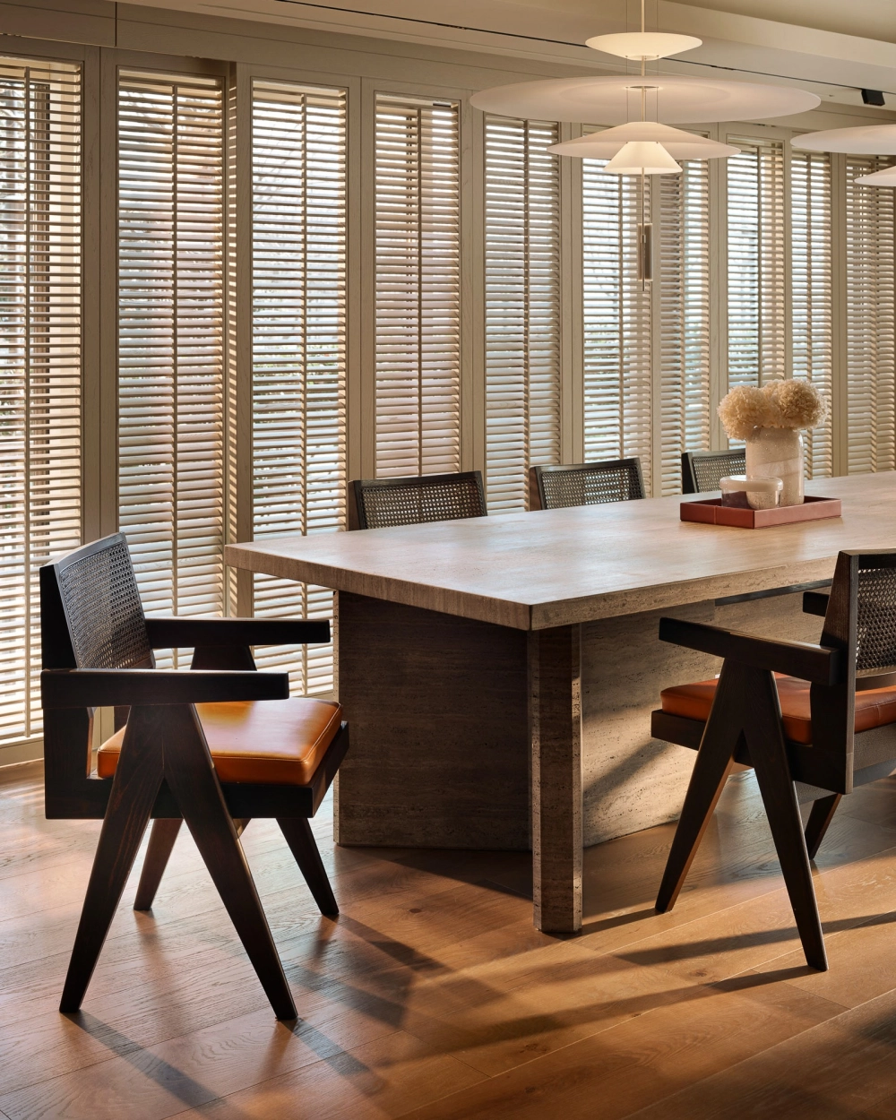 Thiết kế phòng ngủ master sử dụng sàn gỗ tự nhiên cao cấp và sang trọng