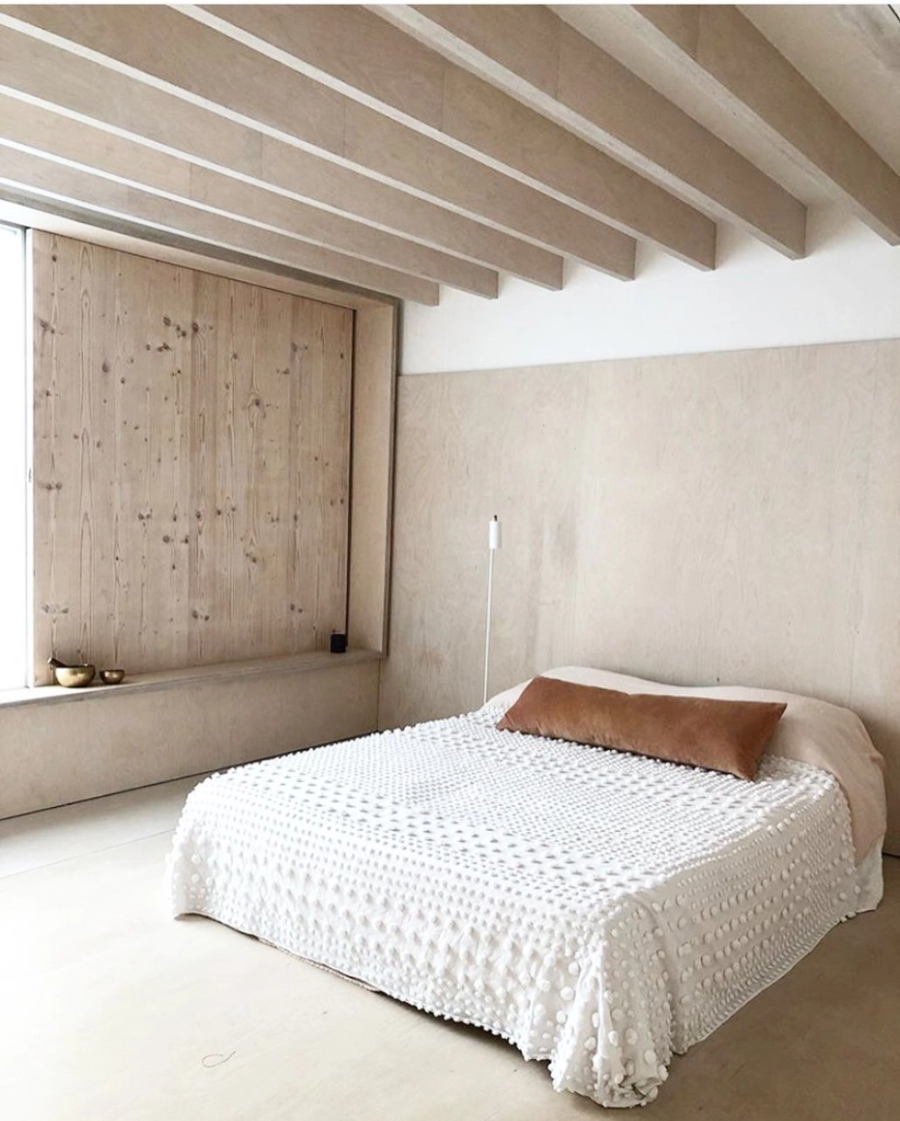 So sánh không gian khi lót sàn gỗ hay gạch men cho phòng ngủ hiện đại