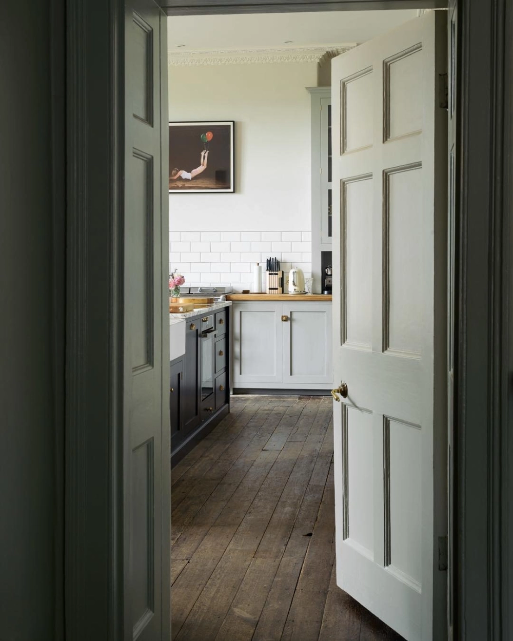 Hướng dẫn cách vệ sinh sàn gỗ phòng ngủ giúp bề mặt luôn sáng bóng